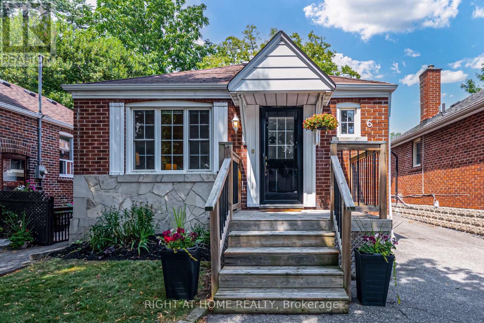 6 Struthers St, Toronto, ON M8V 1Y1