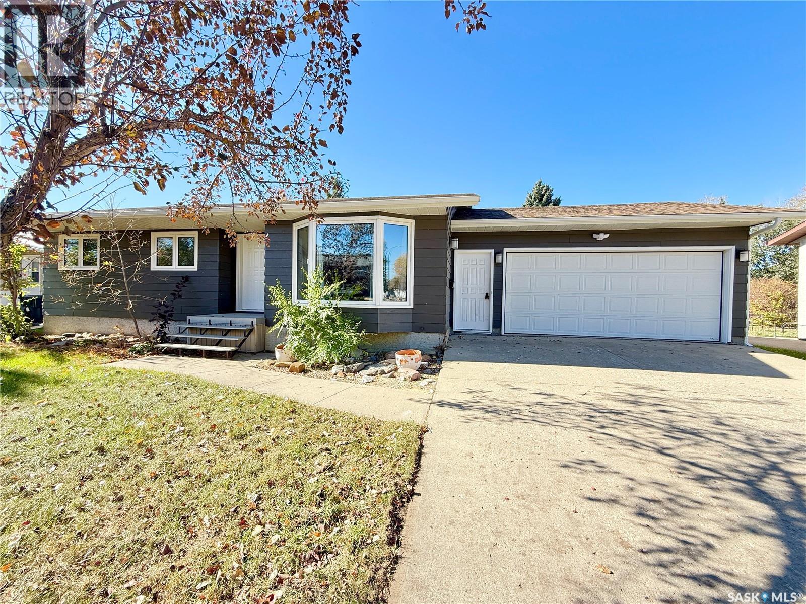 225 18 Street, Weyburn, SK S4H 3A8