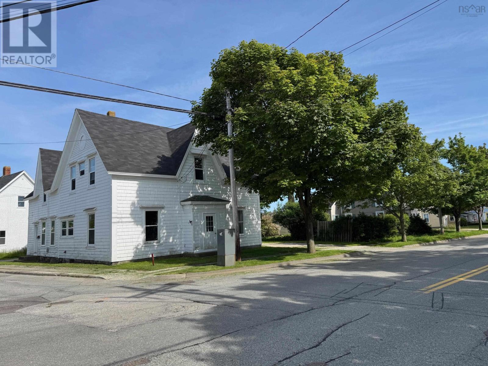 29-31 Main Street3 Kempt St, Yarmouth, NS B5A 1A1