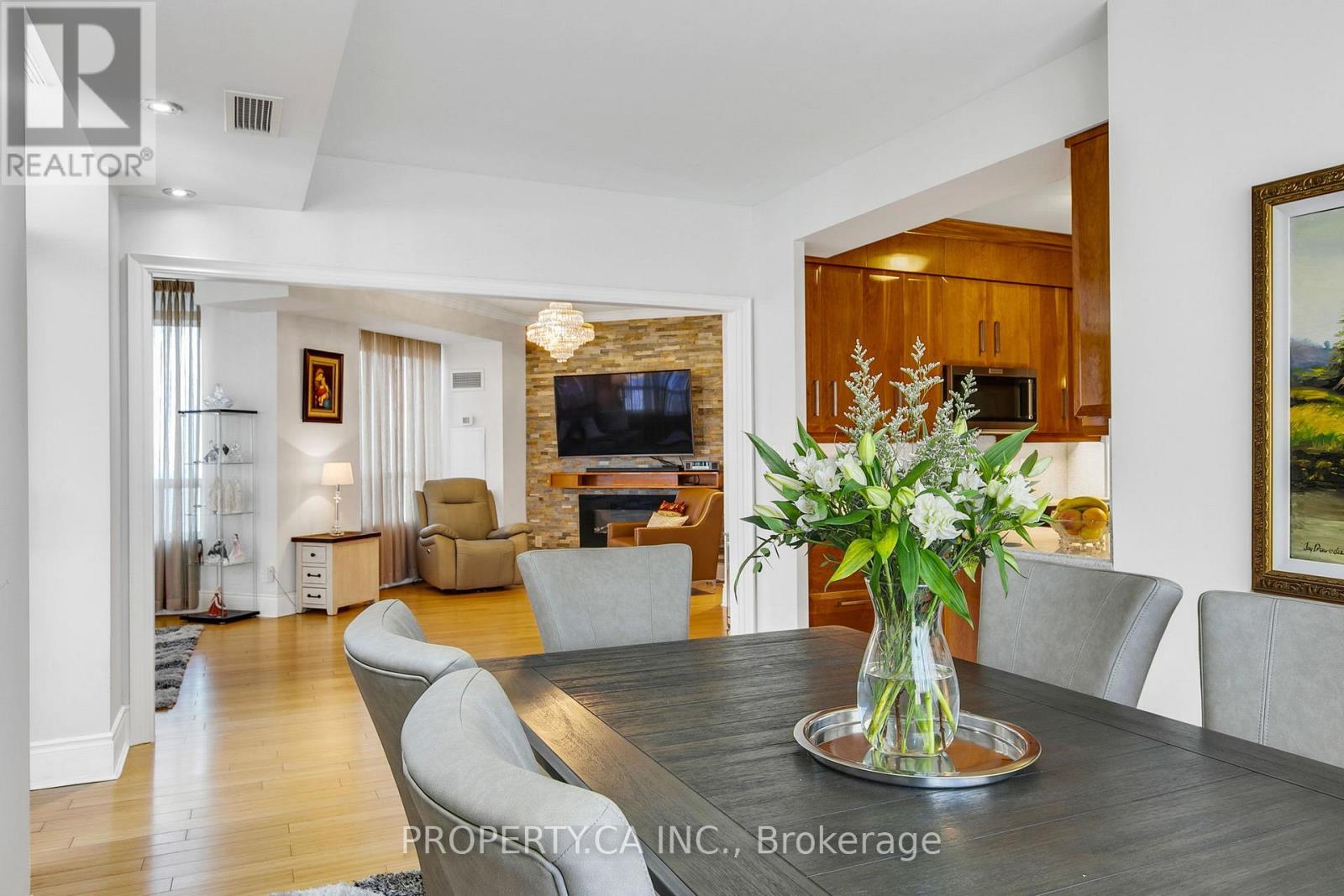 2804 3880 Duke Of York Blvd, Mississauga, ON L5B 4M7