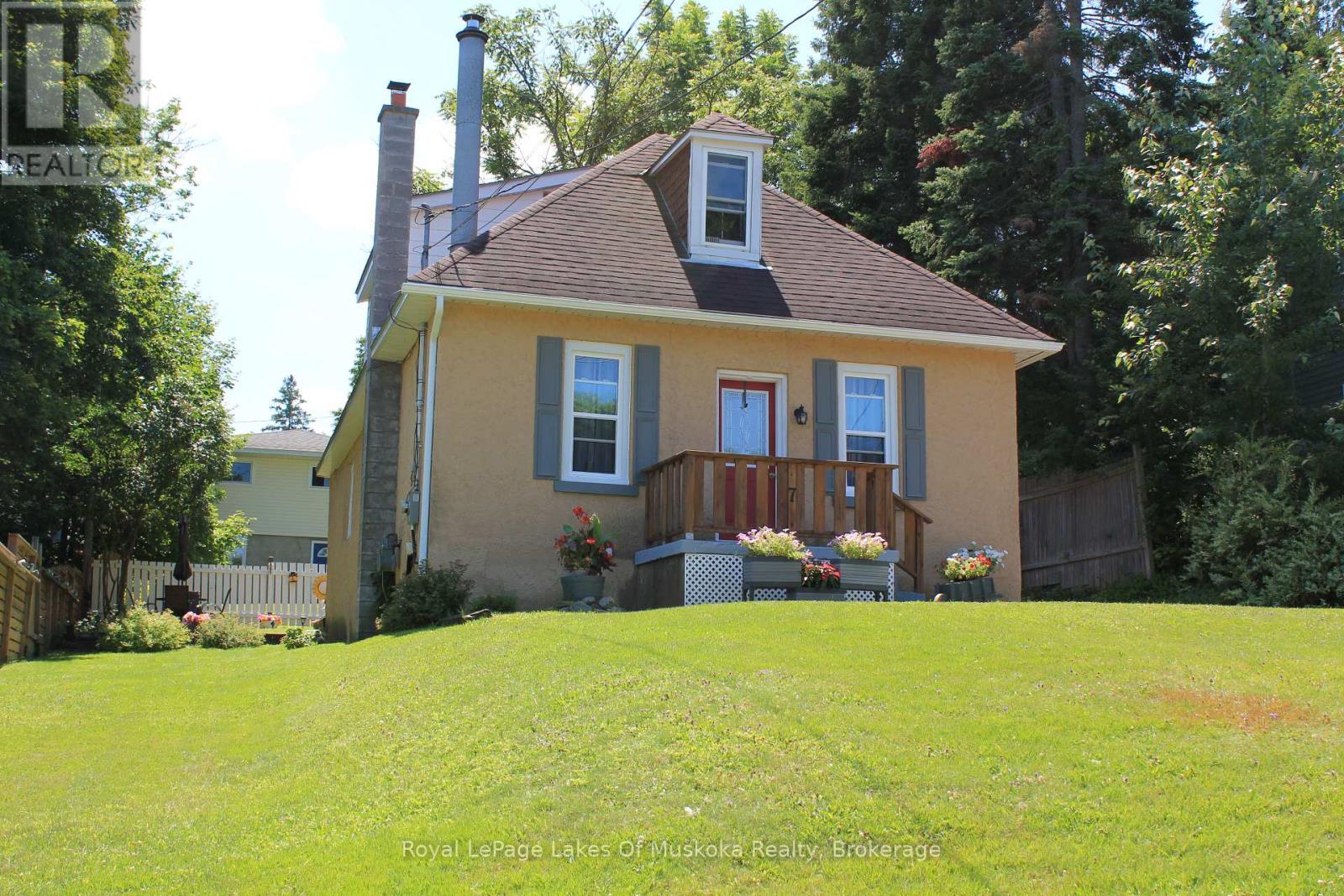 7 Duncan St W, Huntsville, ON P1H 1W4