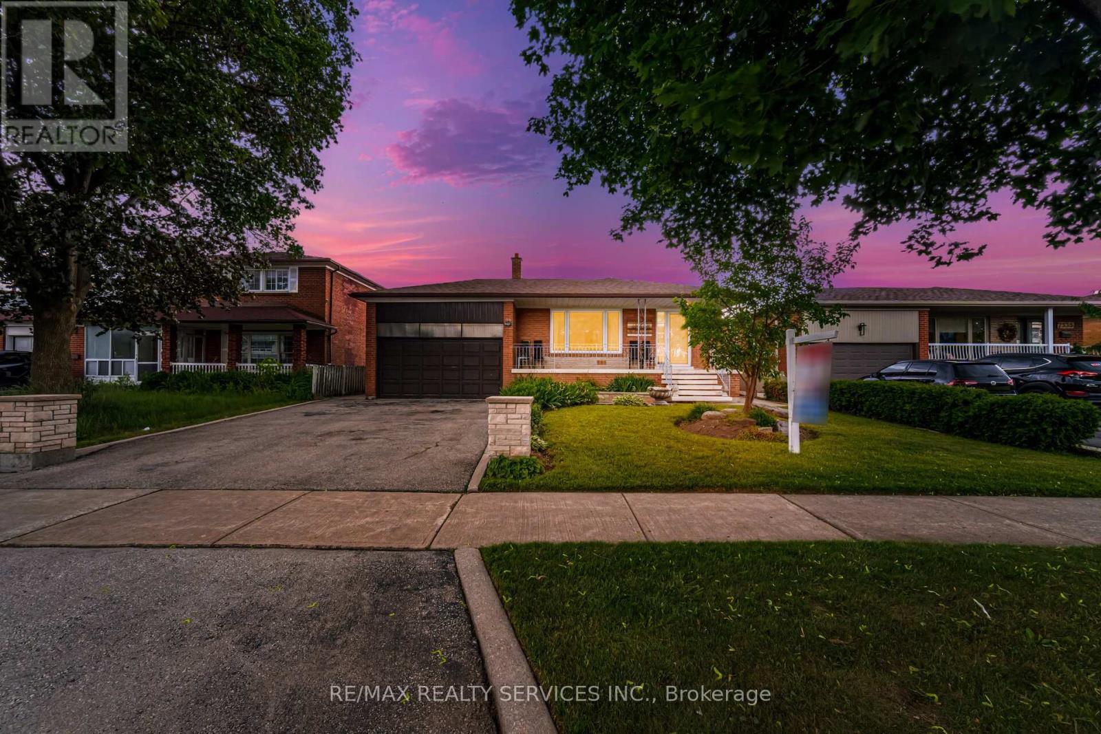 7541 Darcel Ave, Mississauga, ON L4T 2X6