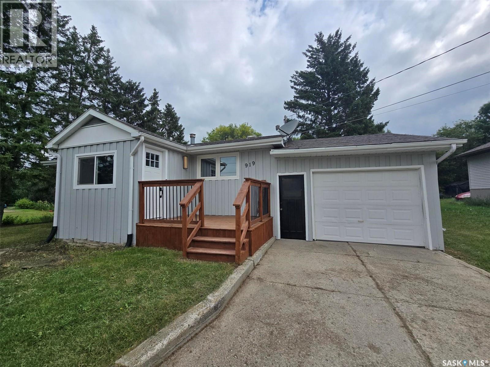 919 Southesk St, Whitewood, SK S0G 5C0