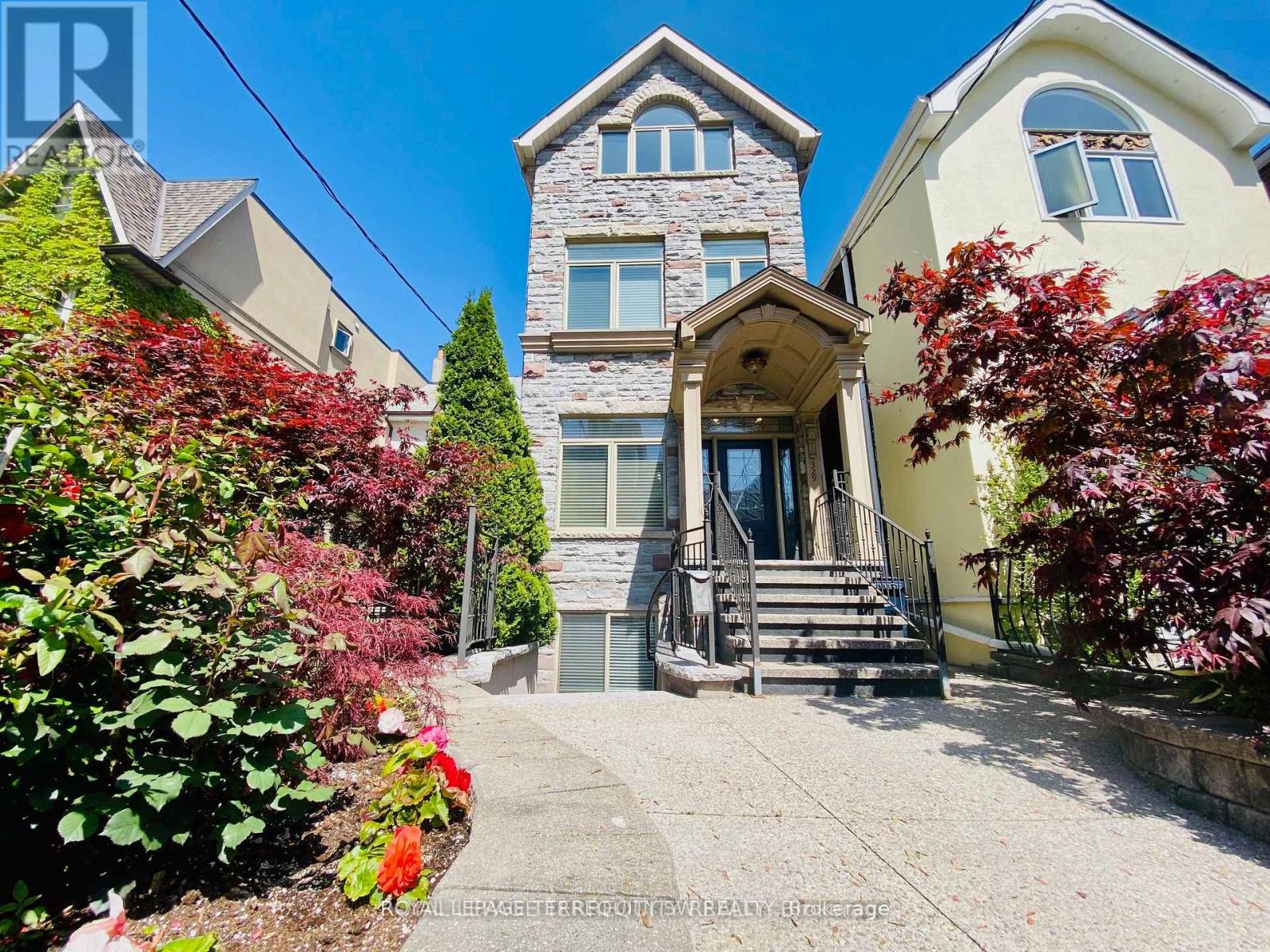329 Lippincott St, Toronto, ON M5S 2P6
