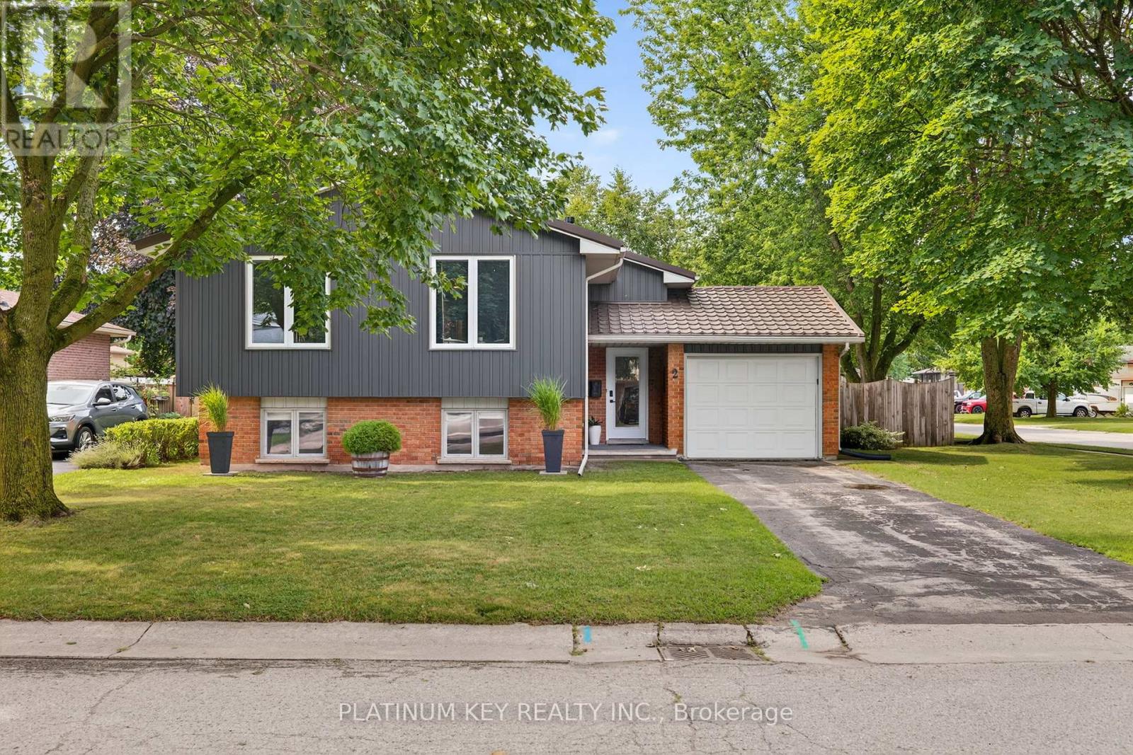 2 Arva Ct, Strathroy-Caradoc, ON N7G 3R7