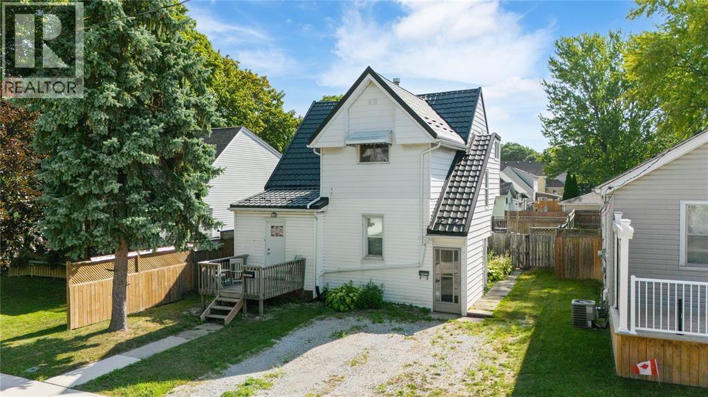 404 Russell St, Sarnia, ON N7T 3M7