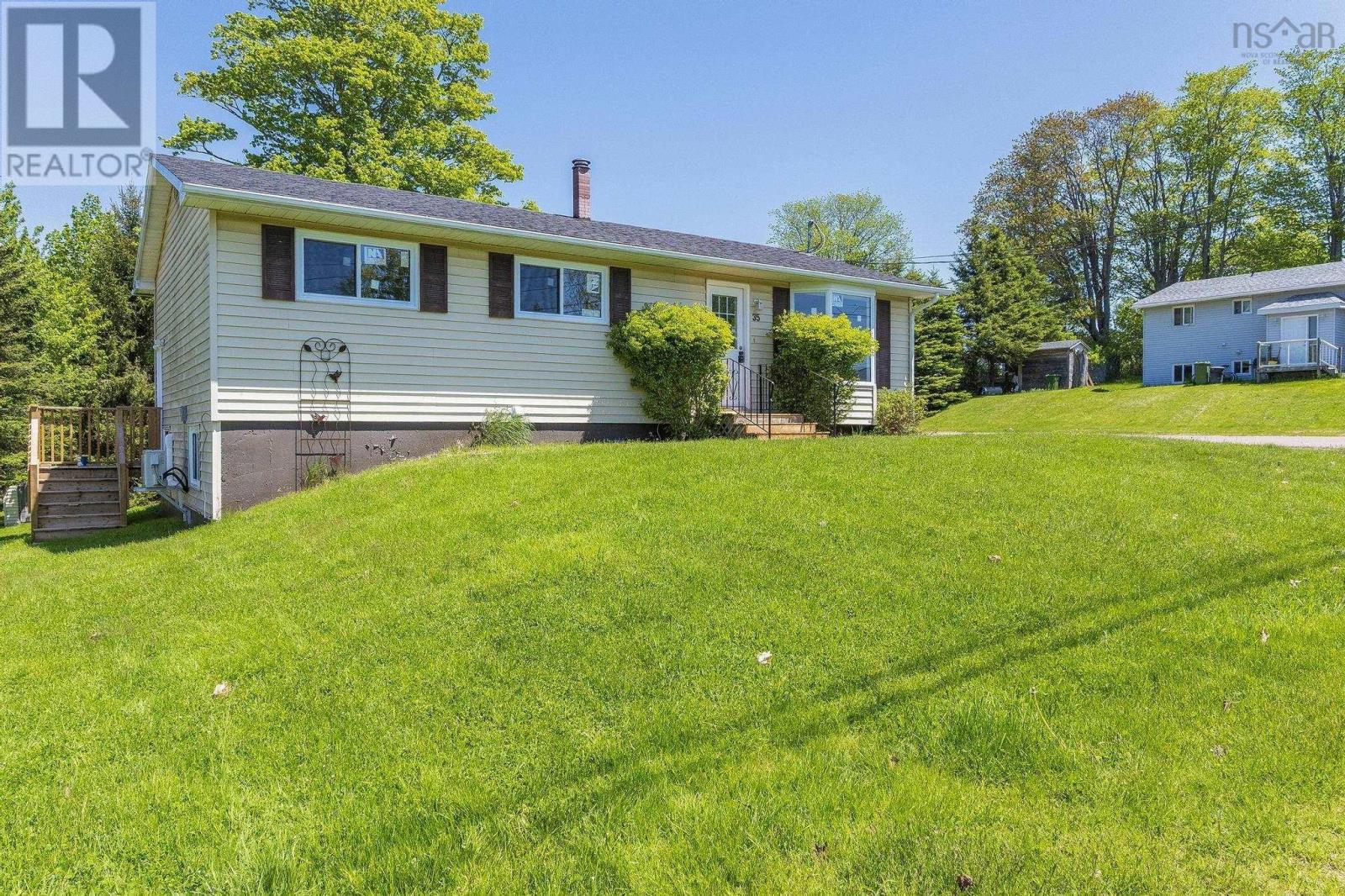 35 Lockhart Ave, Truro, NS B2N 5T6