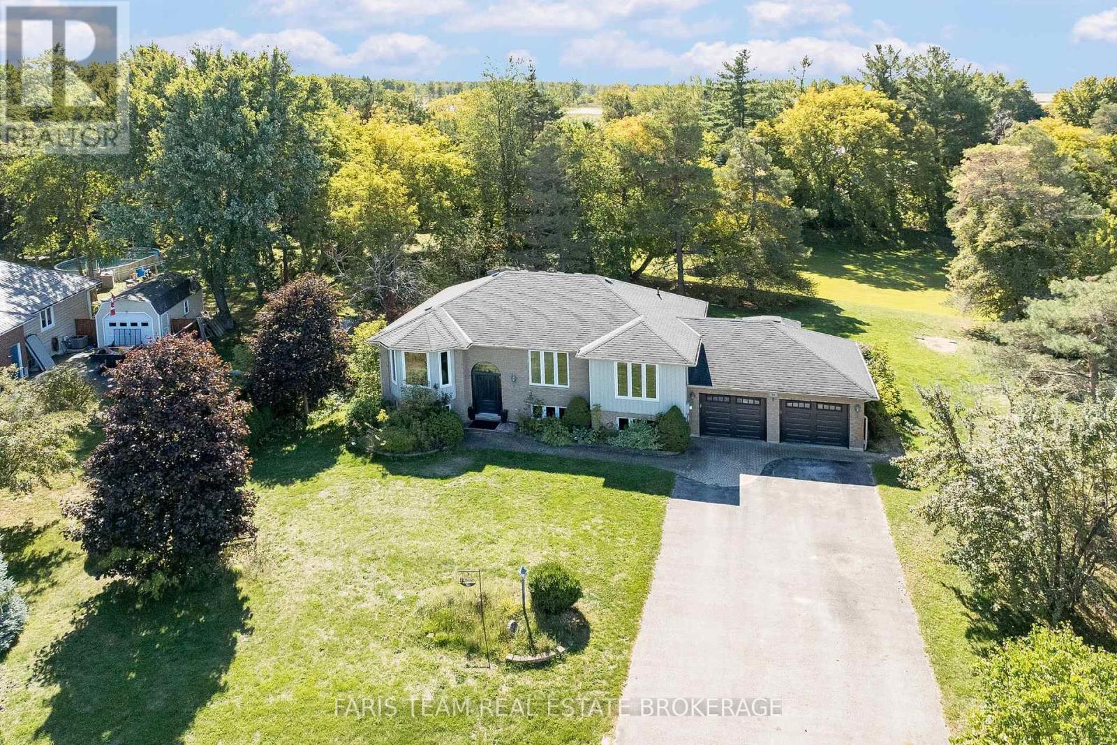 24 Parr Blvd, Springwater, ON L0M 1T2