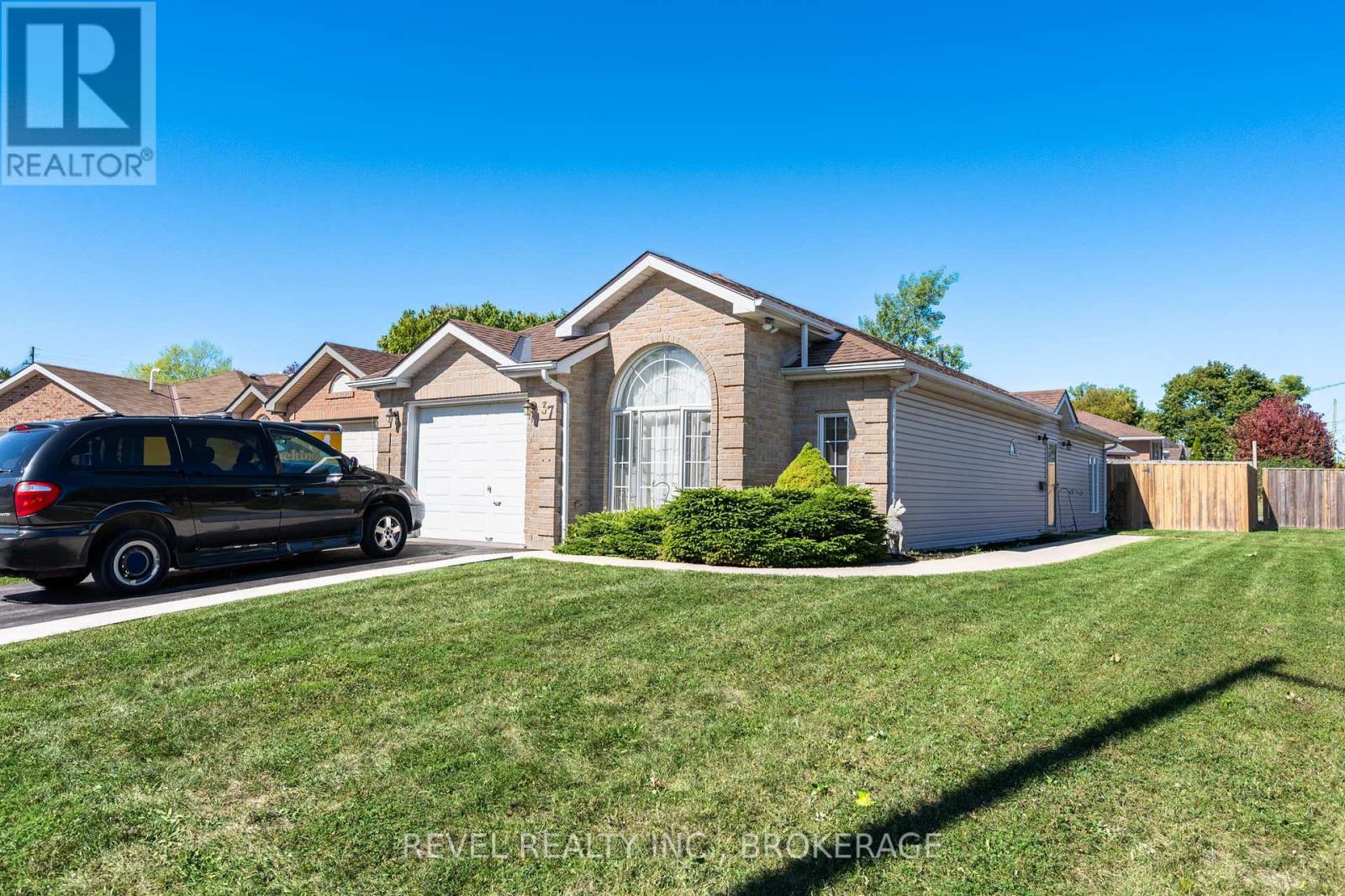 37 Wilfred Cres, Kingston, ON K7K 7G7