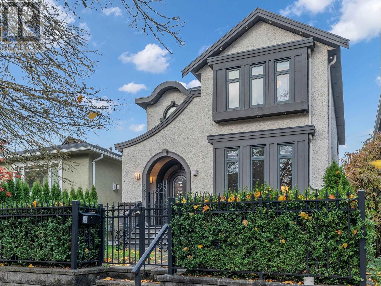 4217 W 16th Ave, Vancouver, BC V6R 3E5