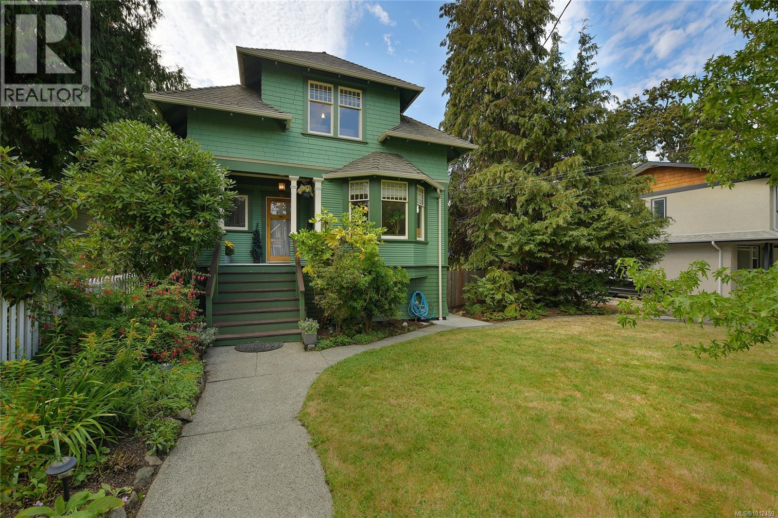 1038 Chamberlain St, Victoria, BC V8S 4B9