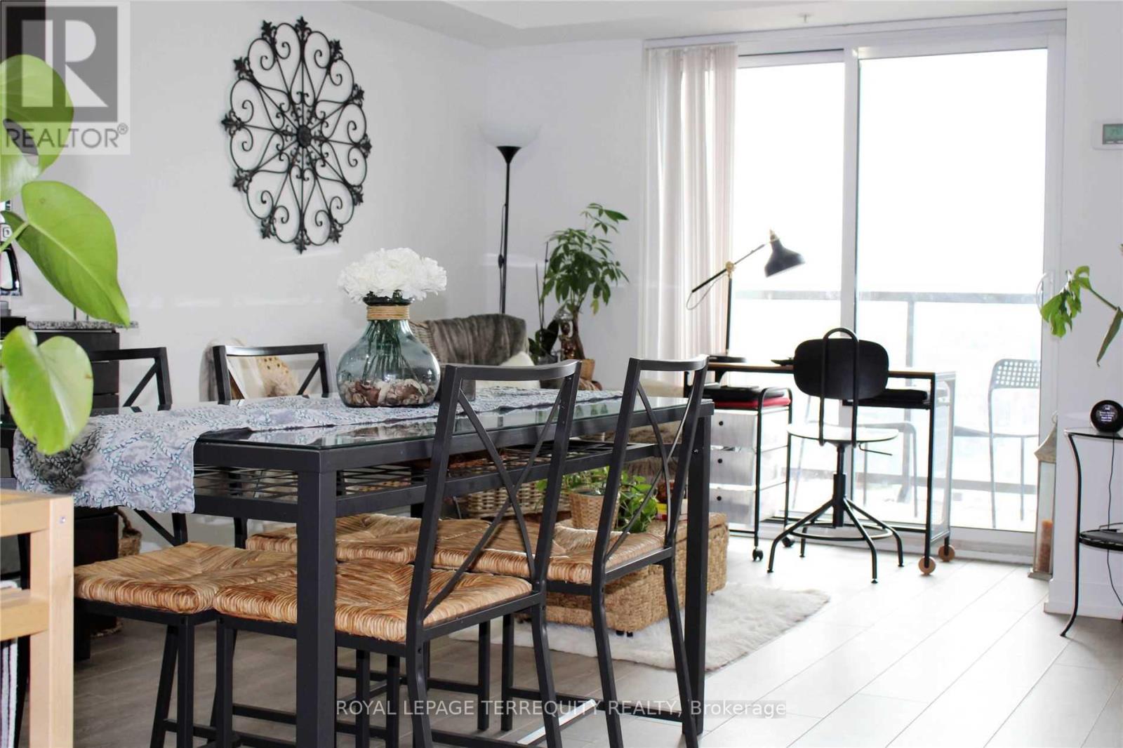 808 1420 Dupont St, Toronto, ON M6H 0C2