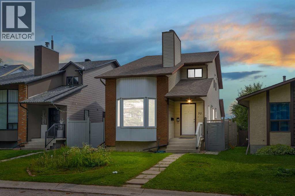 37 Edgeford Way NW, Calgary, AB T3A 2S9