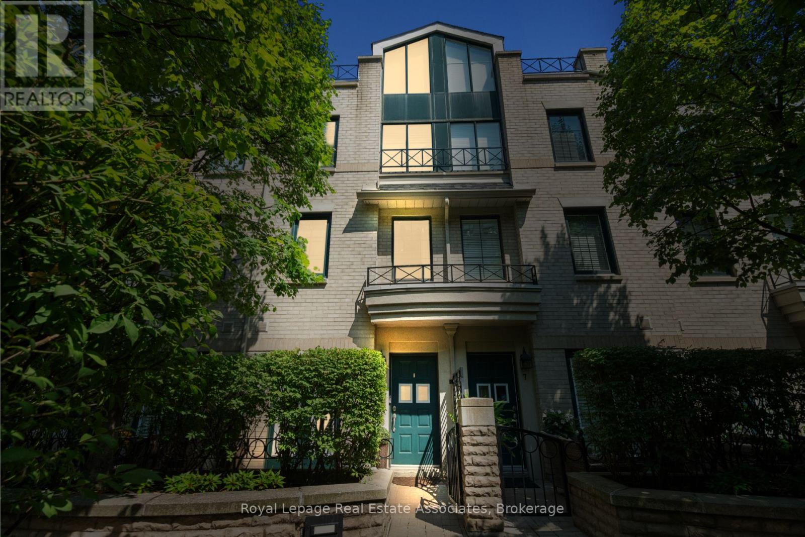 8 1 Baxter St, Toronto, ON M4W 2H2