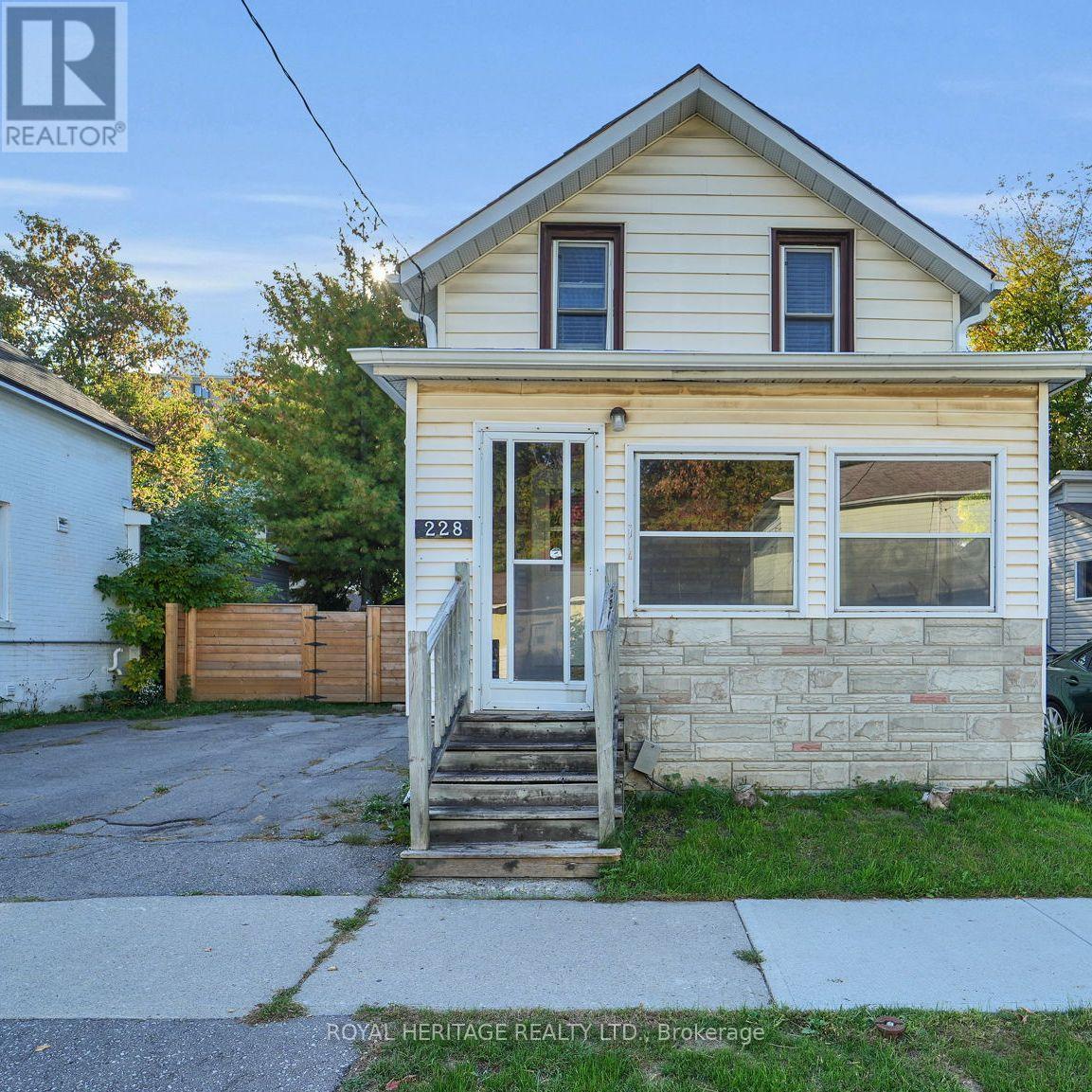 228 Court St, Oshawa, ON L1H 4W7