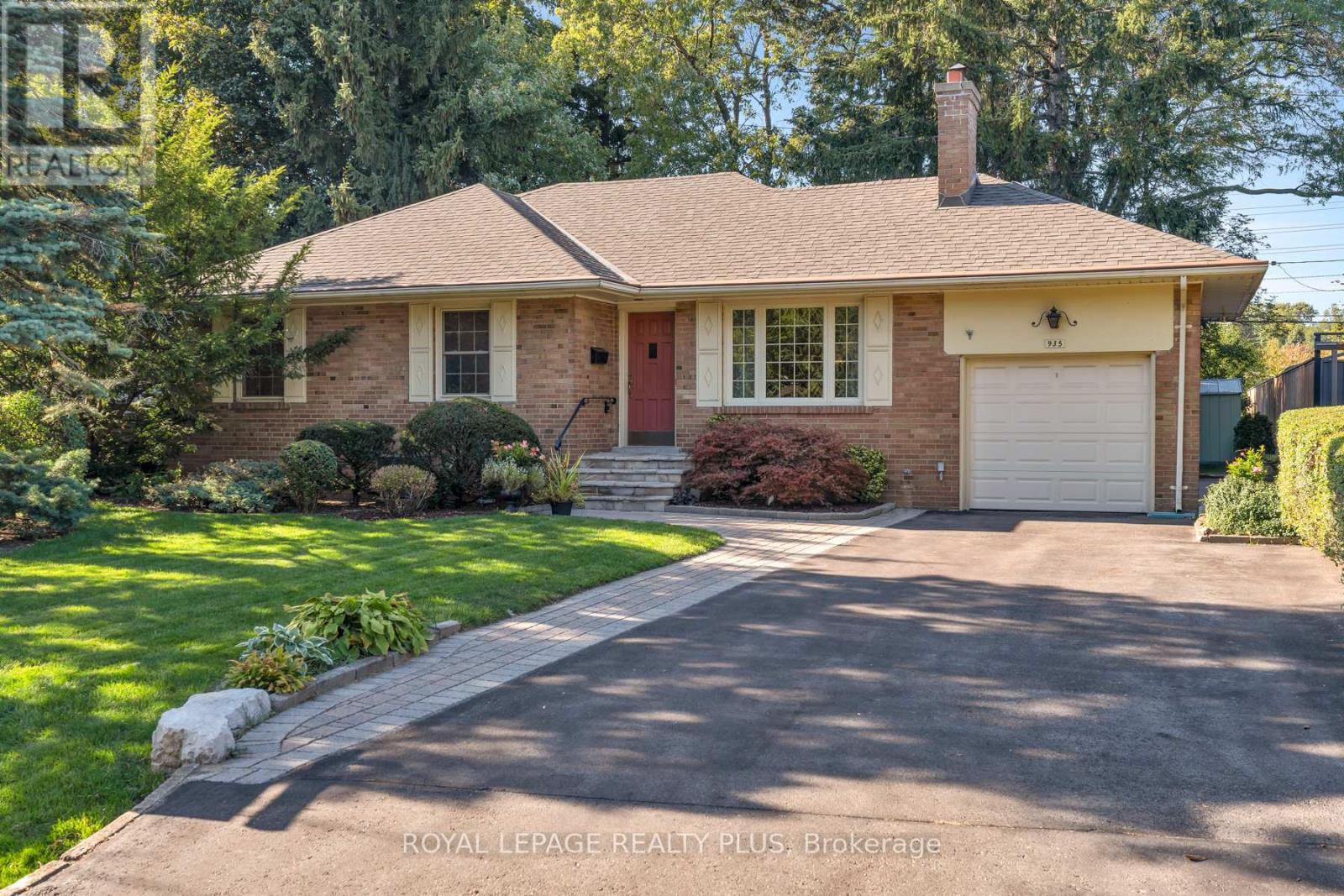 935 Hedge Dr, Mississauga, ON L4Y 1E9