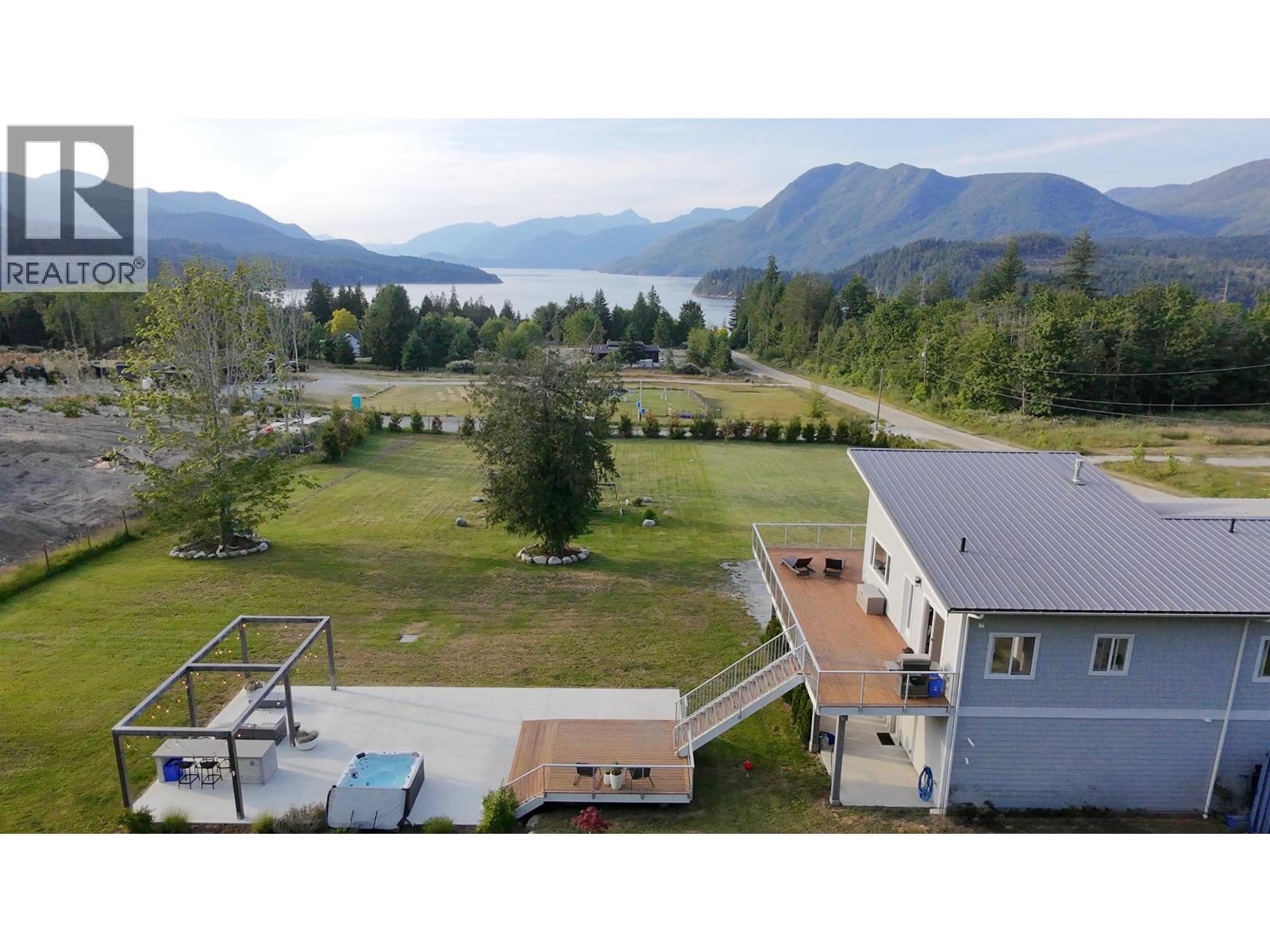 6315 Rimrock Rd, Sechelt, BC V7Z 0L1