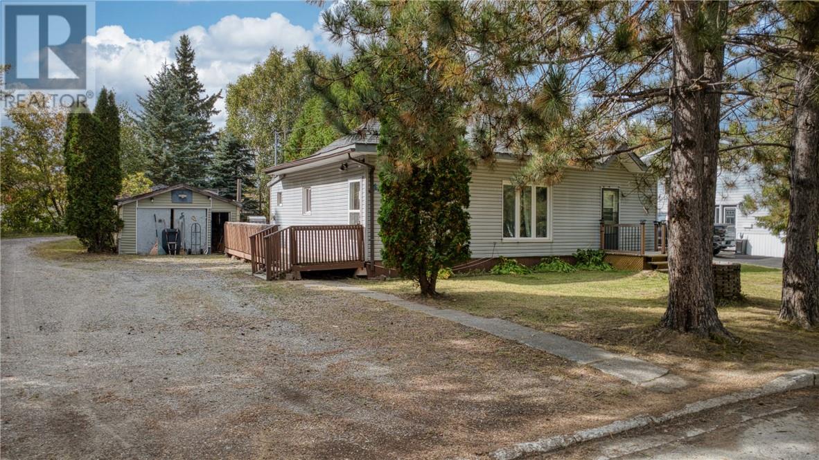 44 Fifth Ave, Coniston, ON P0M 1M0