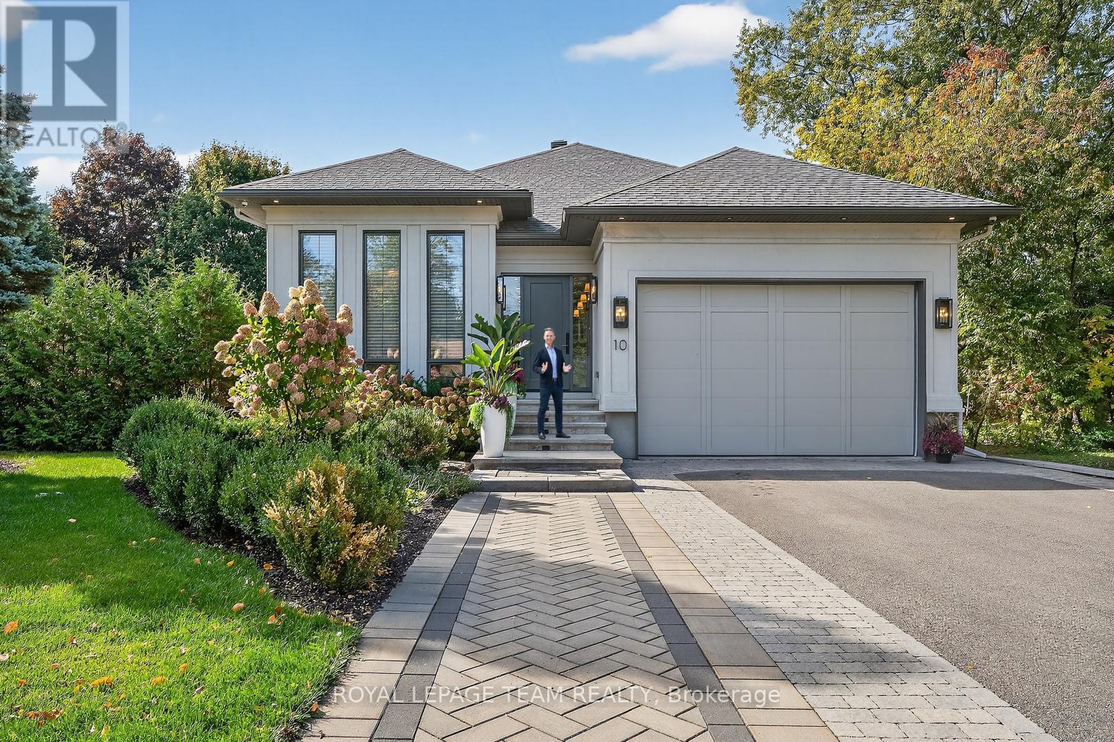 10 Leaver Ave, Ottawa, ON K2E 5P6