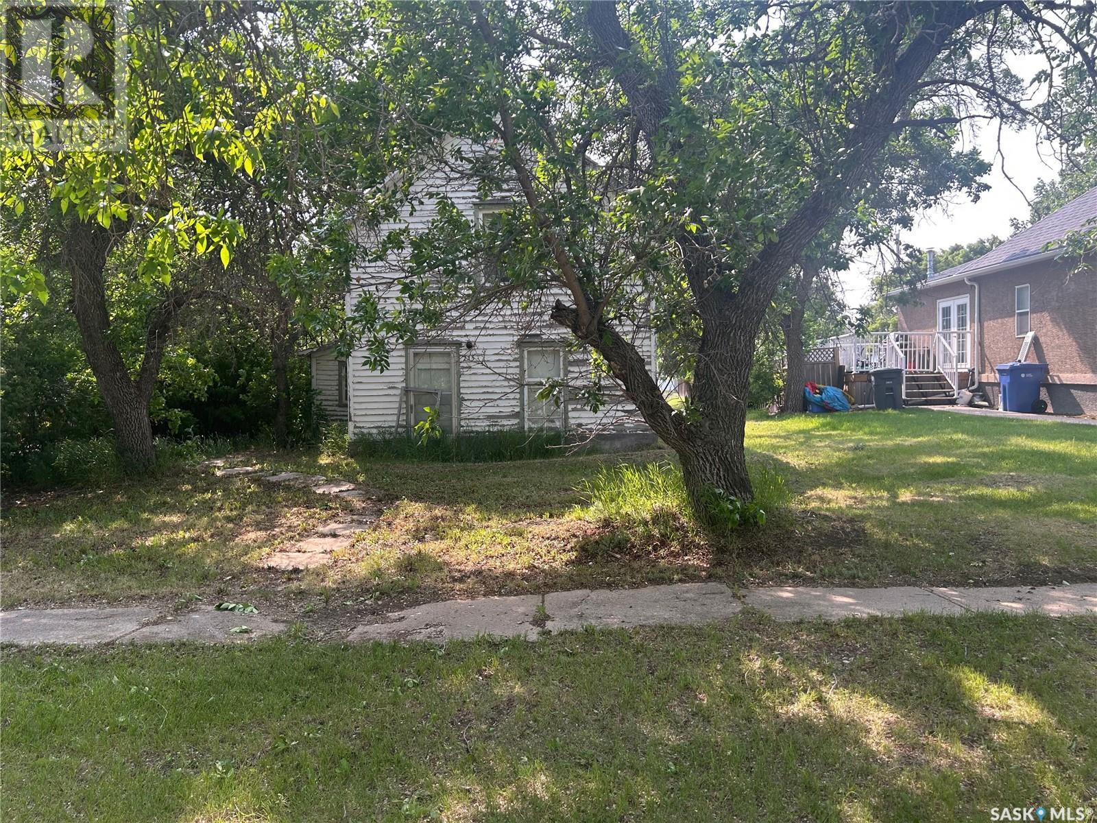 215 4 Street, Milestone, SK S0G 3L0