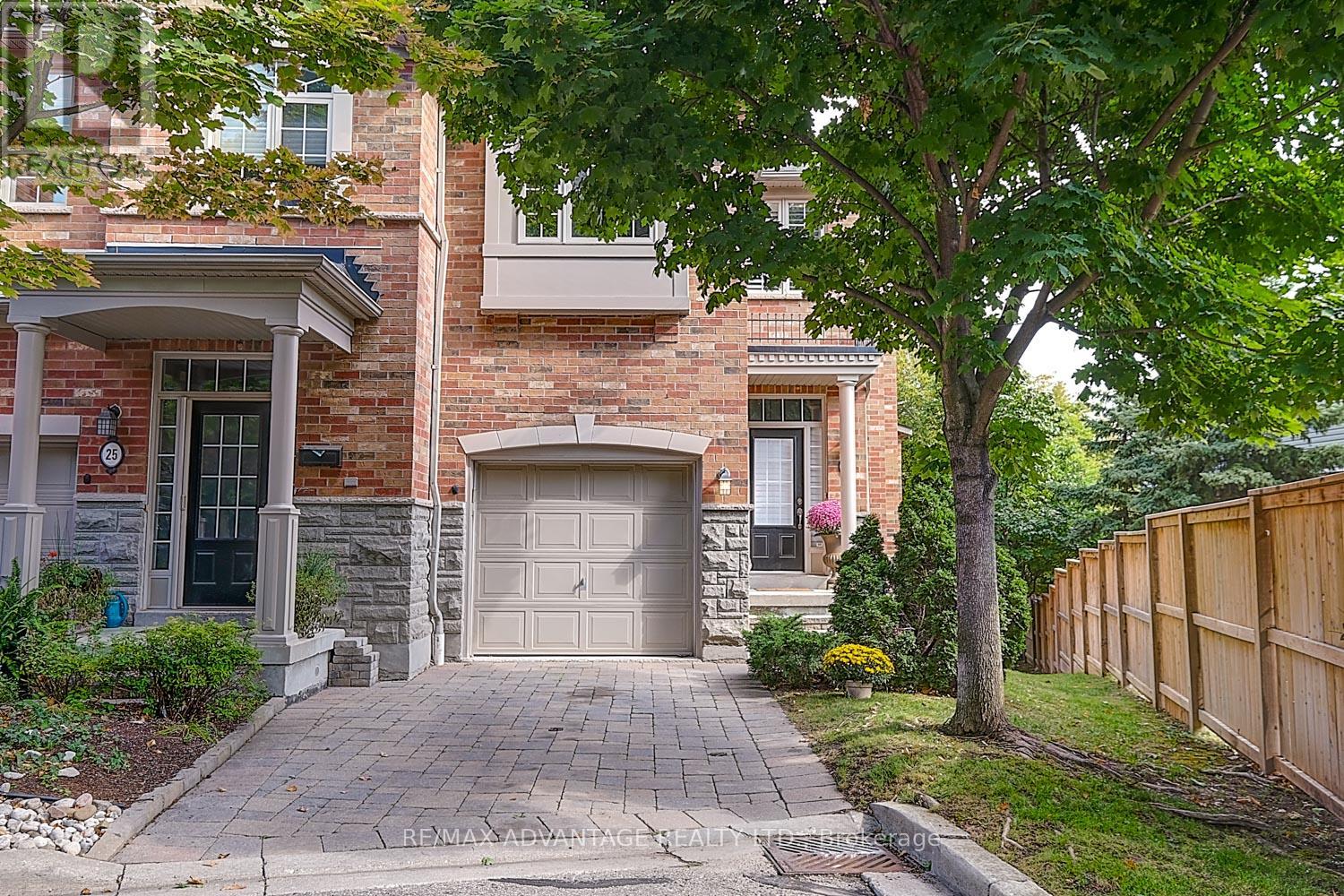 27 2401 Fifth Line W, Mississauga, ON L5K 1V9