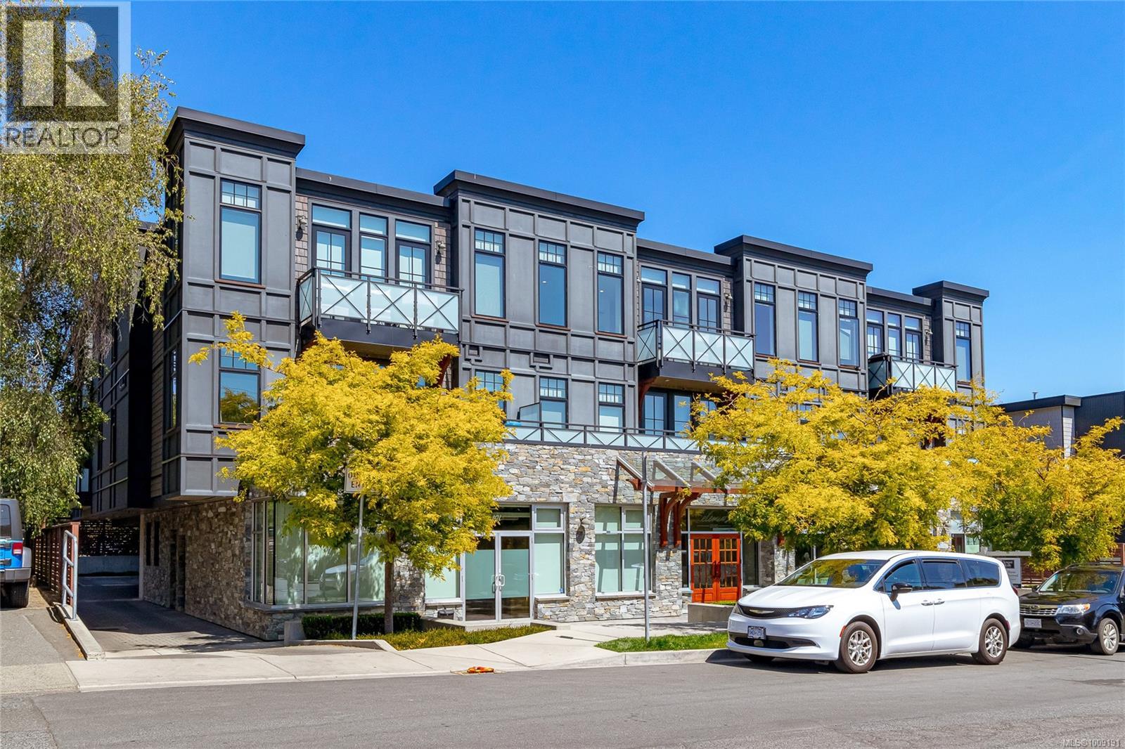 2580 Penrhyn St Unit 204 St, Saanich, BC V8N 1G3