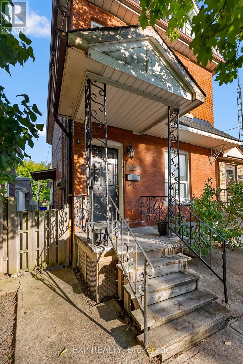 200 Kensington Ave N, Hamilton, ON L8L 7N7
