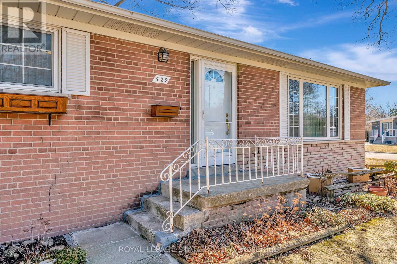 429 Norrie Cres, Burlington, ON L7L 3S4
