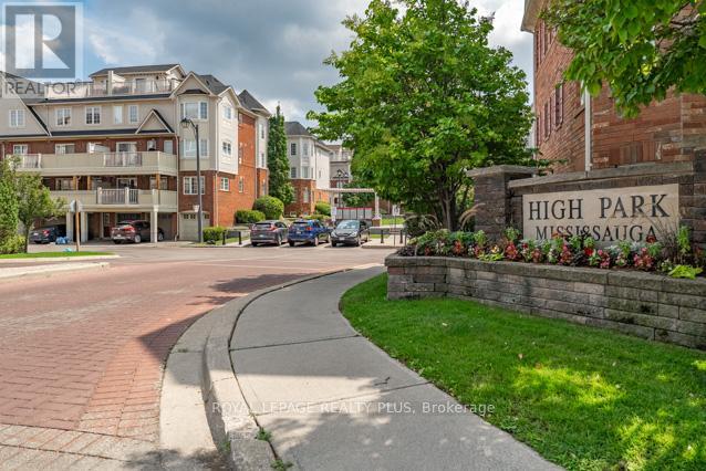 4 700 Neighbourhood Cir, Mississauga, ON L5B 0A8