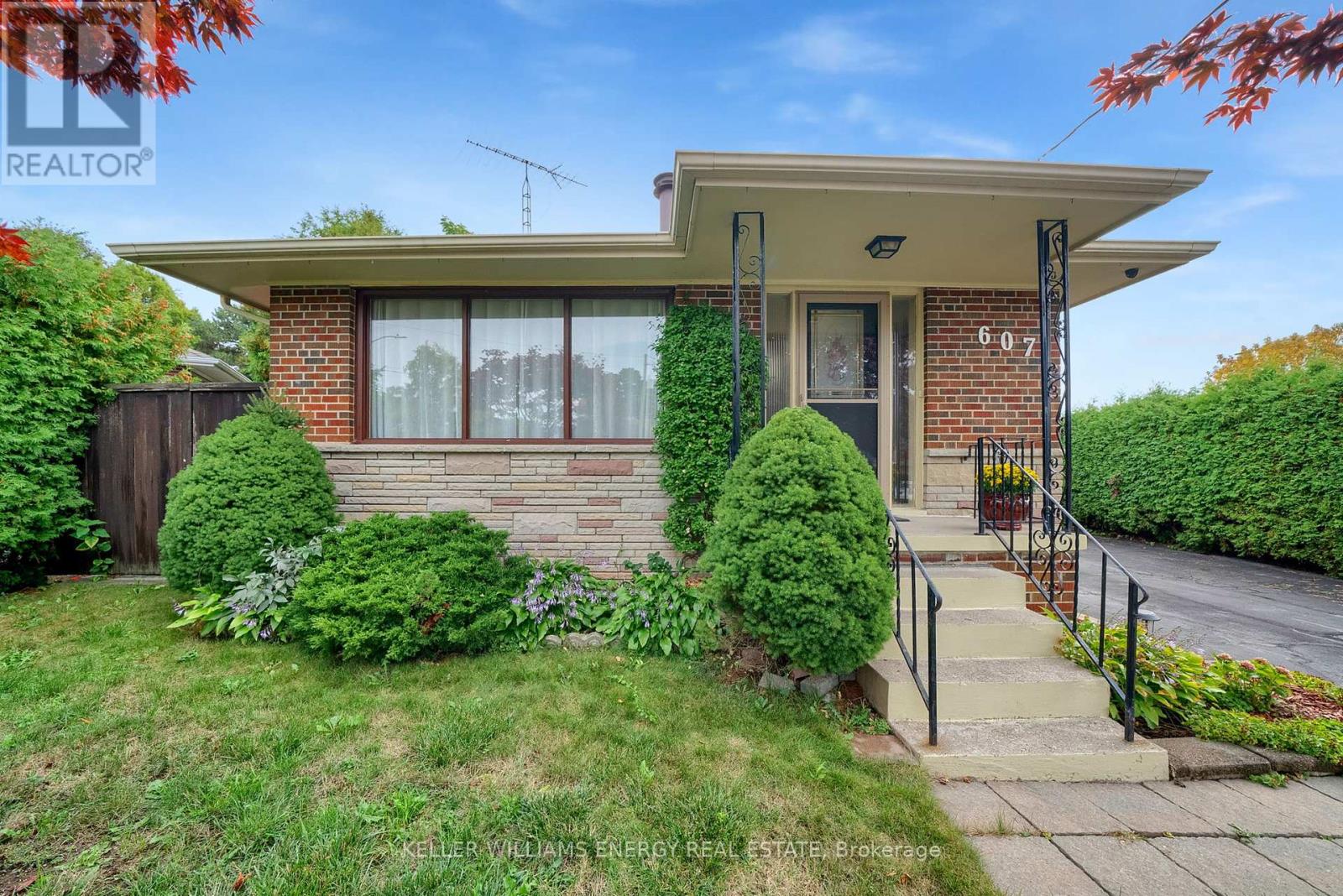 607 Newman Cres, Whitby, ON L1N 1M7