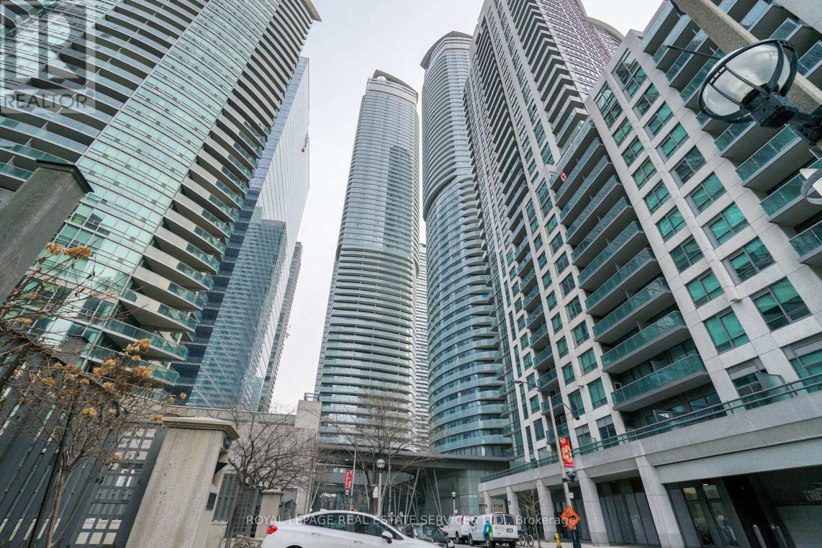407 12 York St, Toronto, ON M5J 0A9