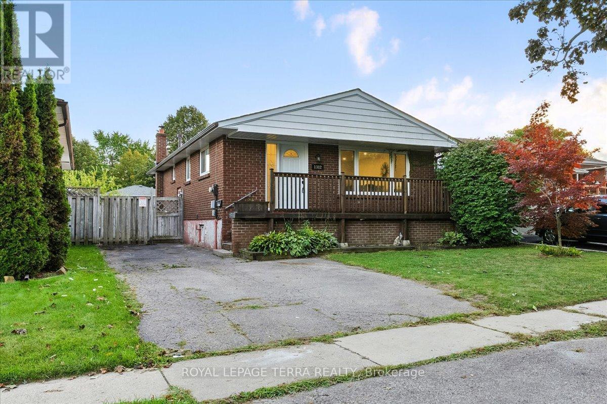 1382 Fundy St, Oshawa, ON L1J 3N6