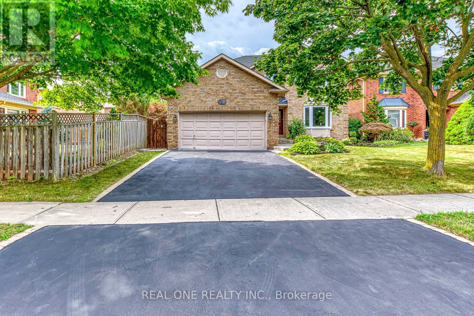 1237 Woodview Dr, Oakville, ON L6M 2M5