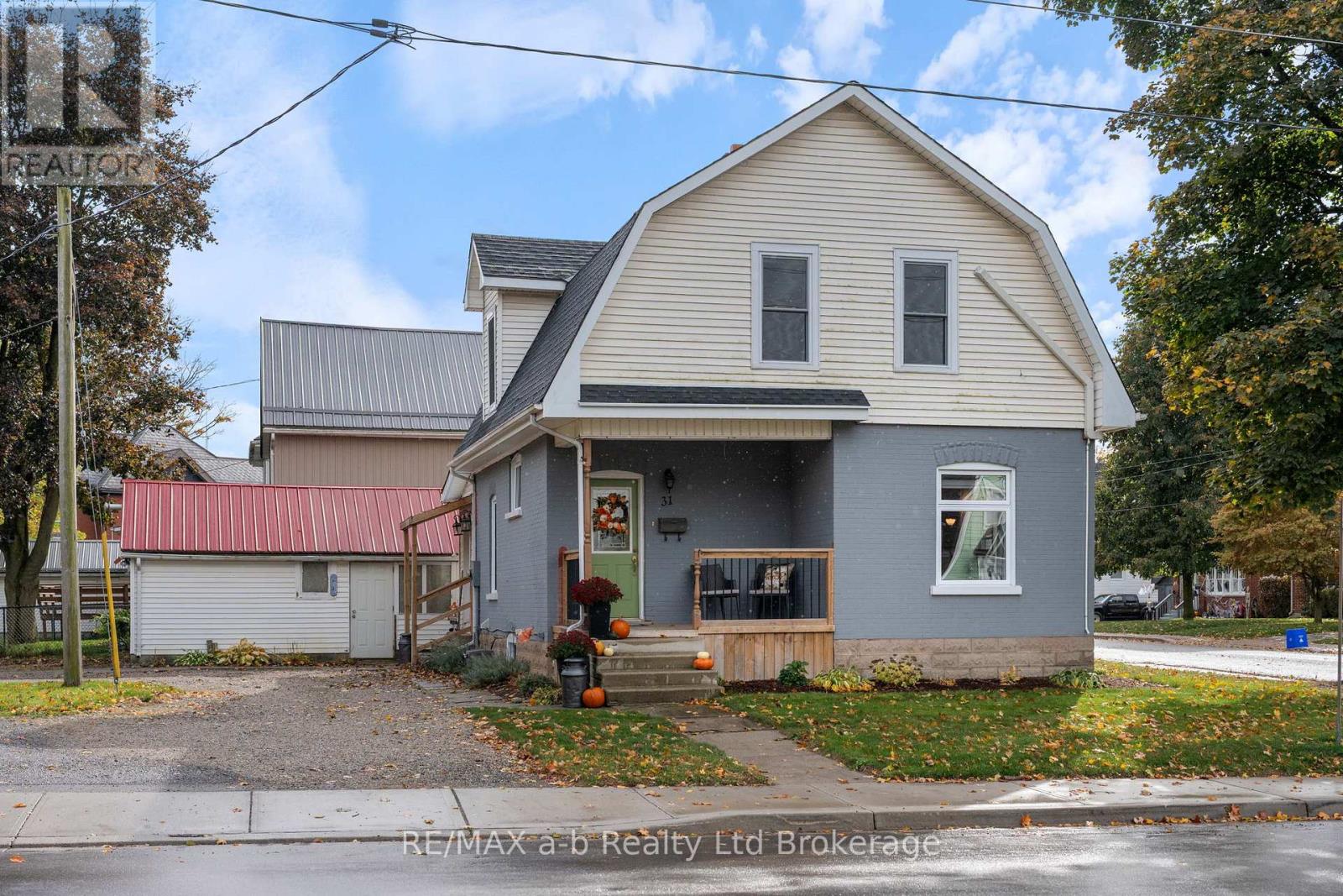 31 Concession St W, Tillsonburg, ON N4G 1R4