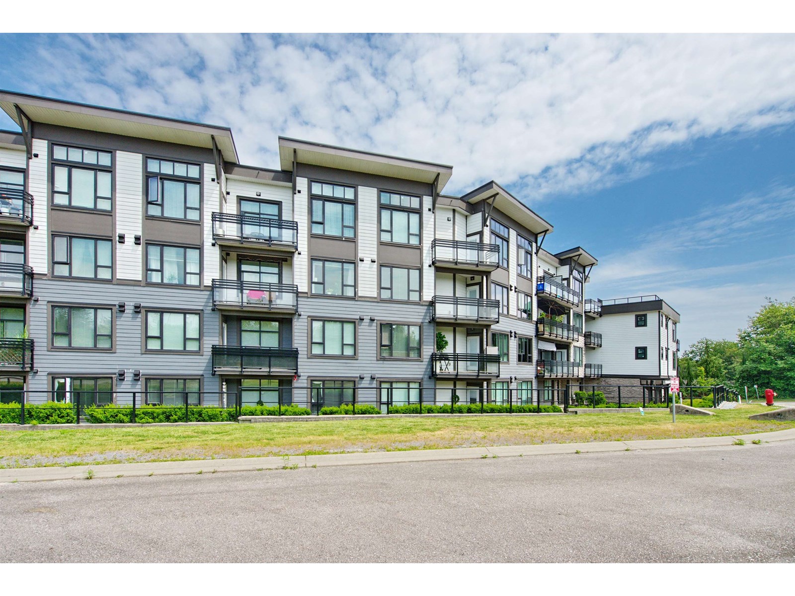 9983 E Barnston Drive Unit 309, Surrey, BC V4N 6T3