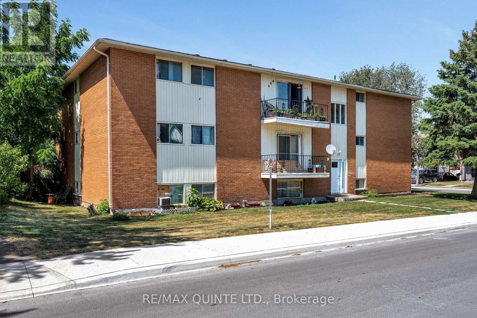 30 Henry St, Belleville, ON K8P 1N2