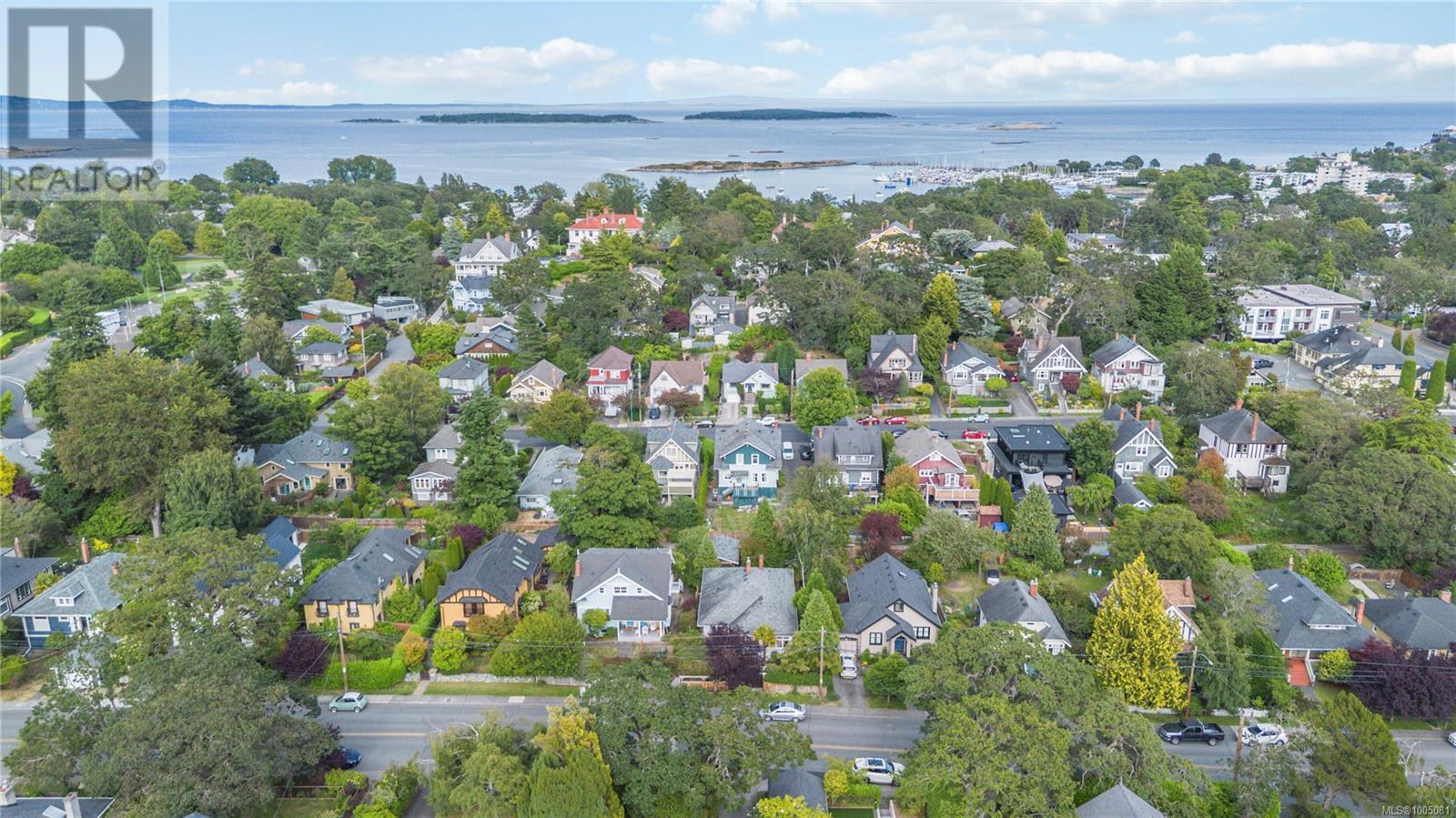 1579 Hampshire Rd, Oak Bay, BC V8R 5T4