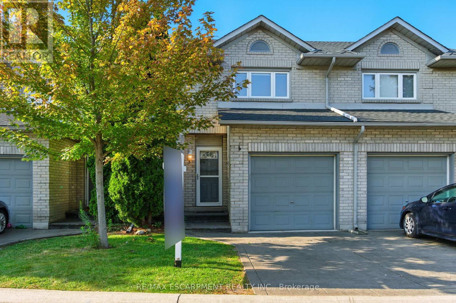 5 1 Royalwood Ct, Hamilton, ON L8E 4Y1