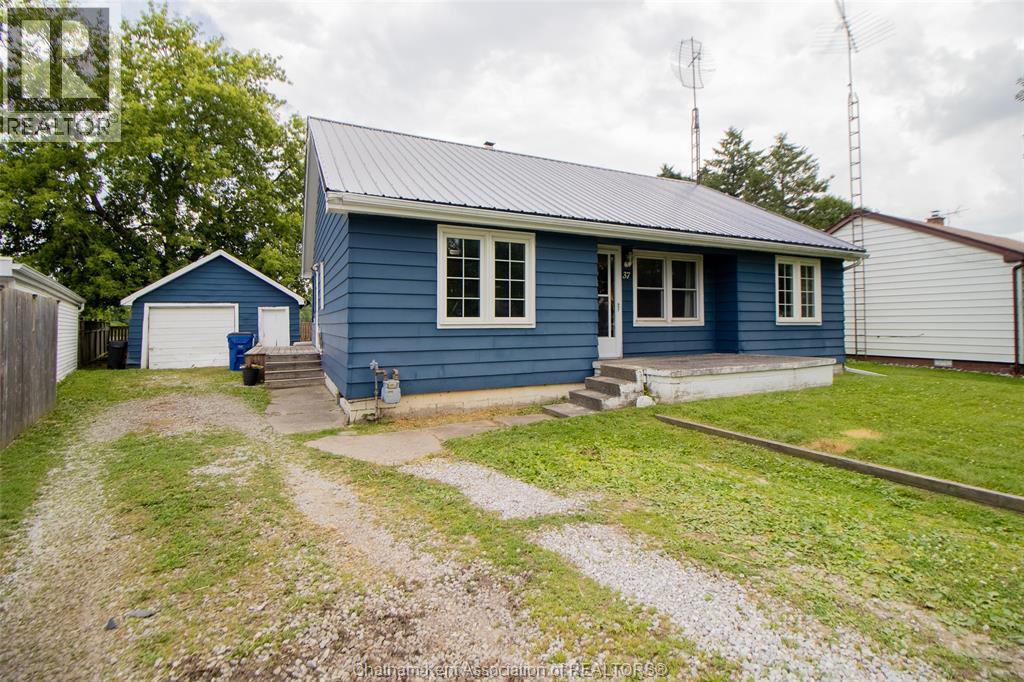 37 Oriole Pkwy, Chatham-Kent, ON N7M 5J5