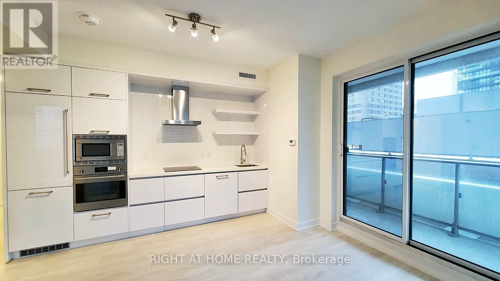 902 2221 Yonge St, Toronto, ON M4S 0B8