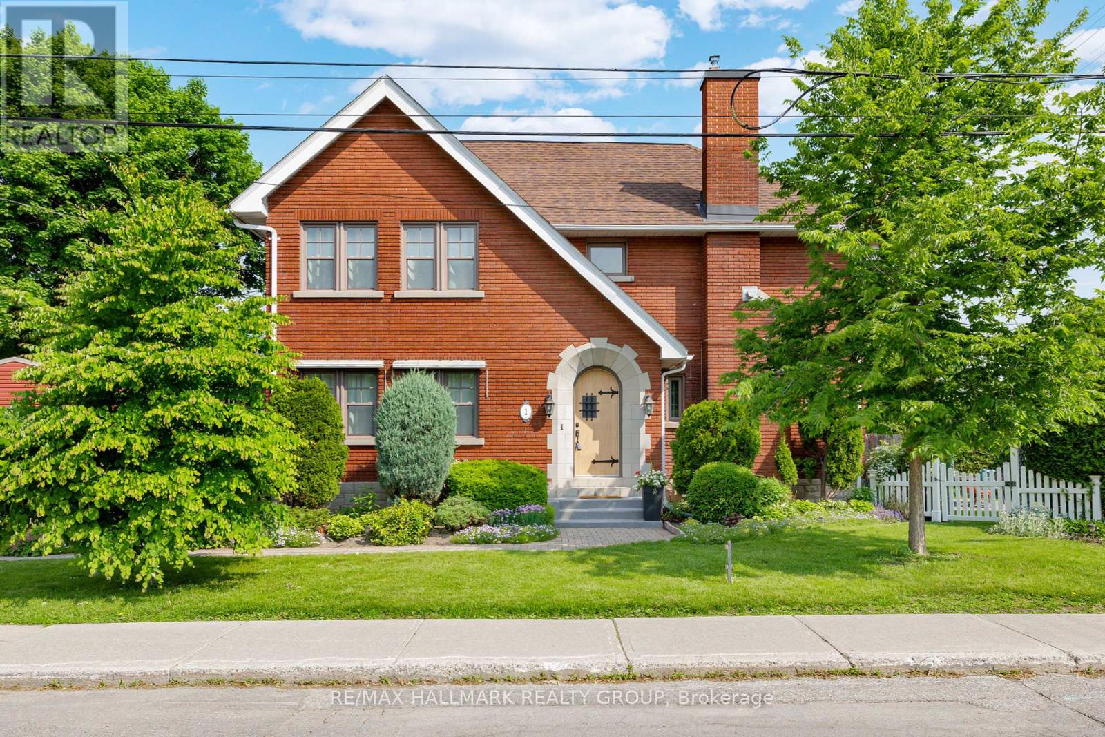 1 Iona St, Ottawa, ON K1Y 3L6