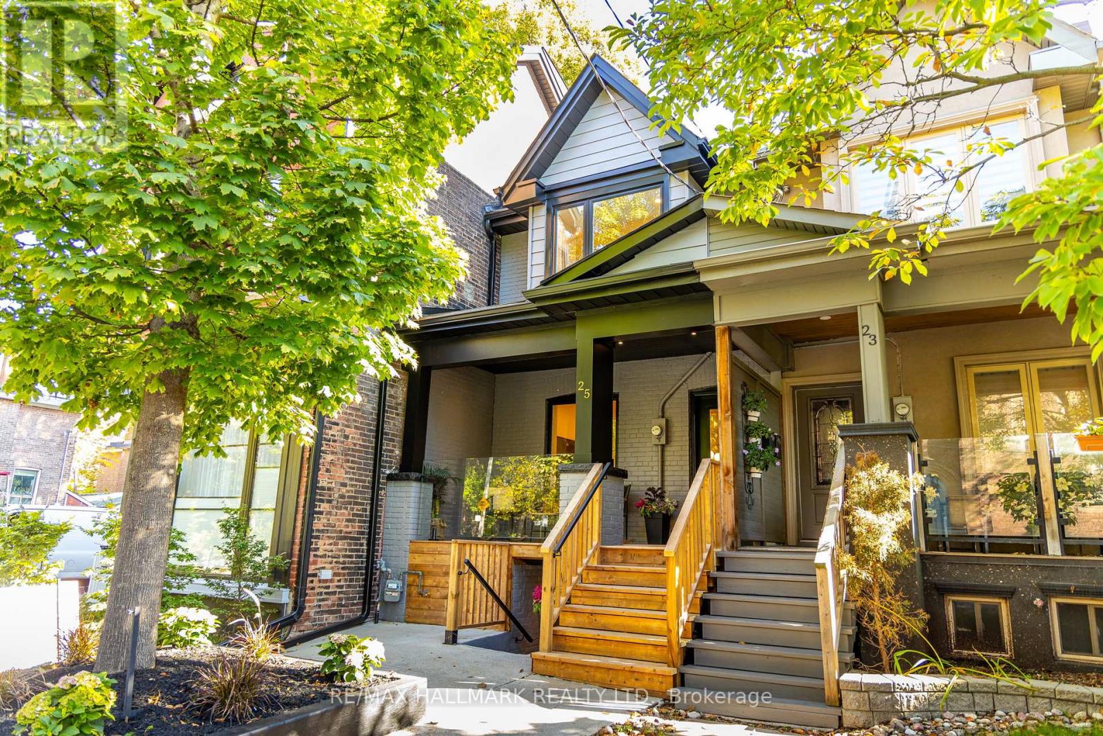 25 Howland Rd, Toronto, ON M4K 2Z4
