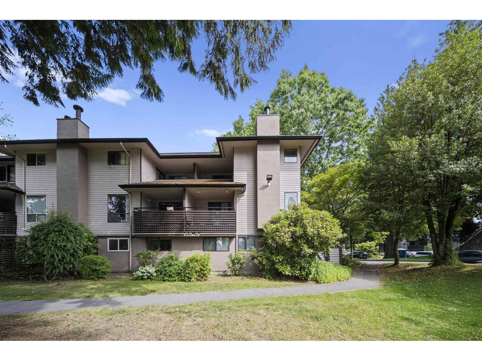 14801 Holly Park Ln, Surrey, BC V3R 6Y1