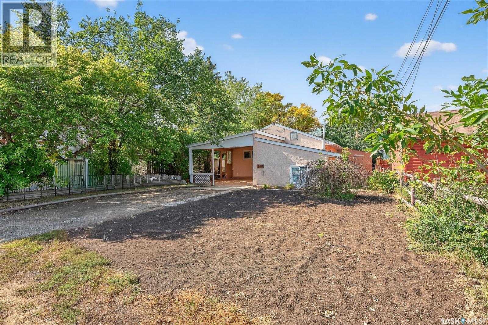203 1 Avenue Southeast, Moose Jaw, SK S6H 4W4