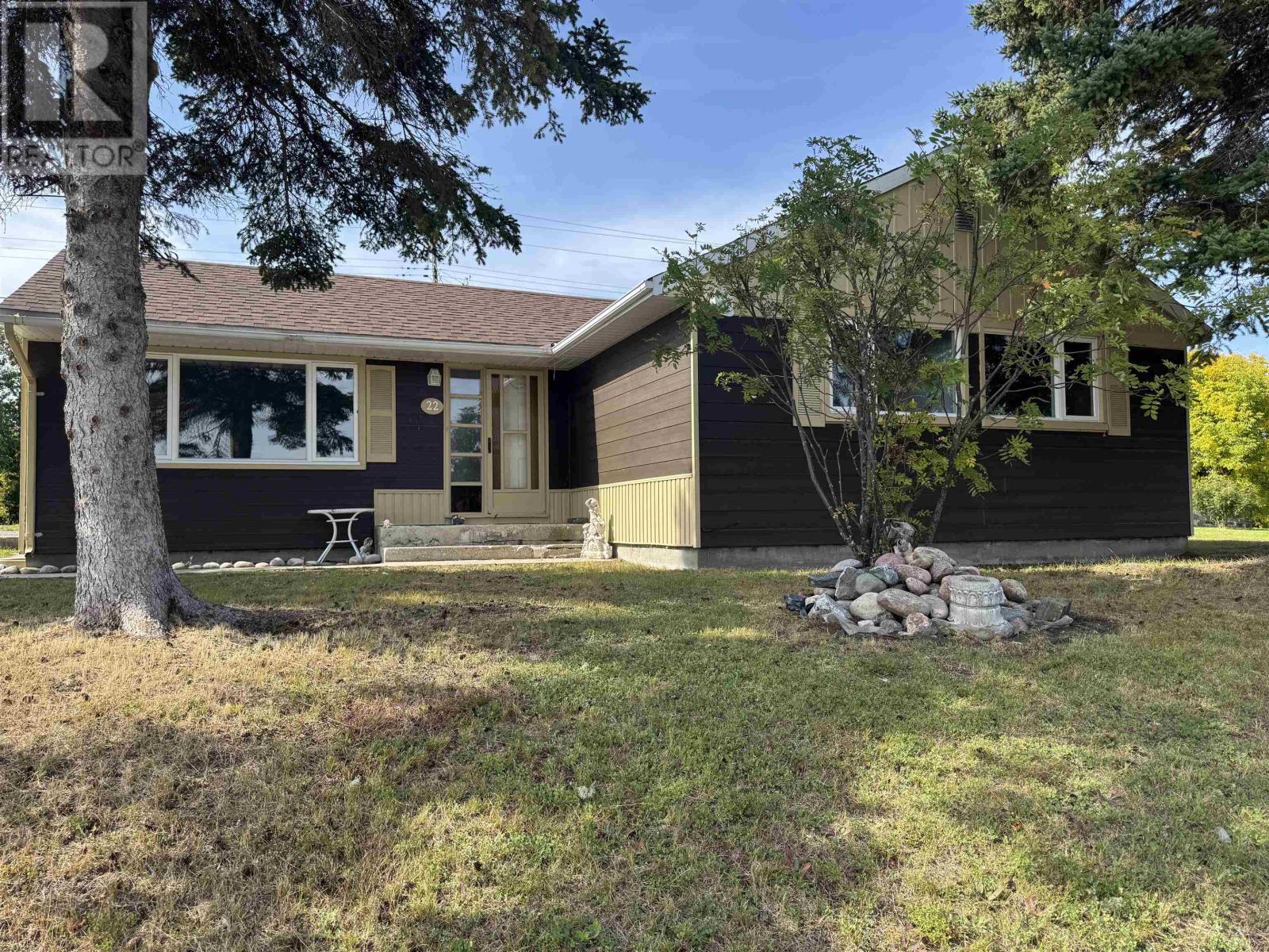 22 24 Mona Dr, Manitouwadge, ON P0T 2C0