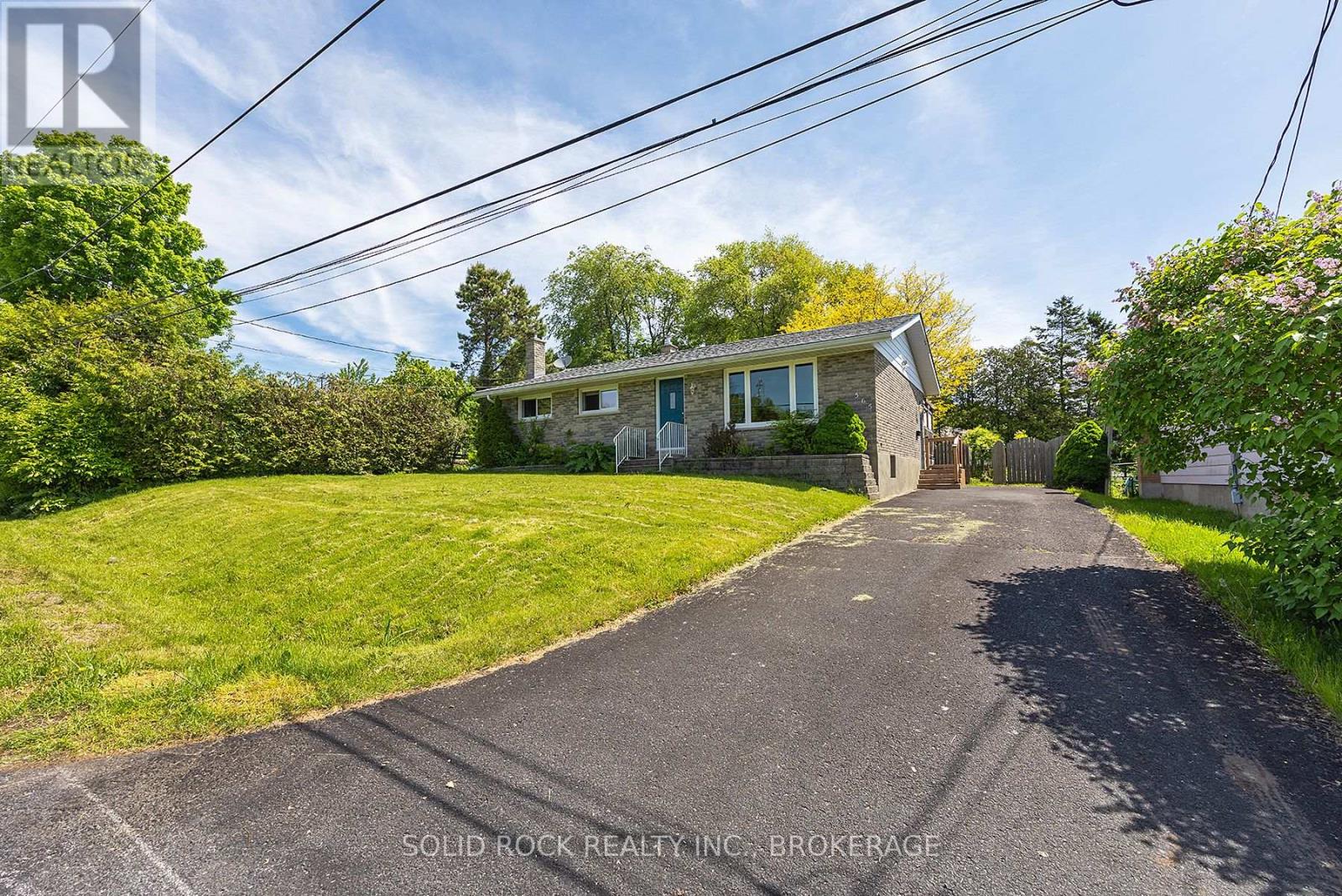 565 Queen St, Gananoque, ON K7G 2A9