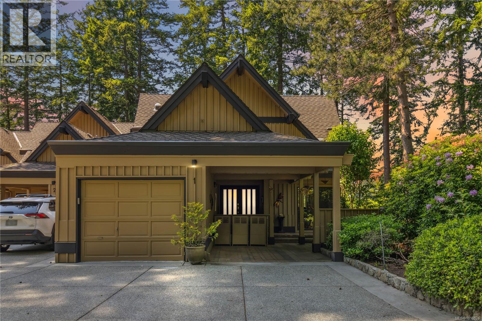 981 Fir Tree Glen Unit 1, Saanich, BC V8X 5B8