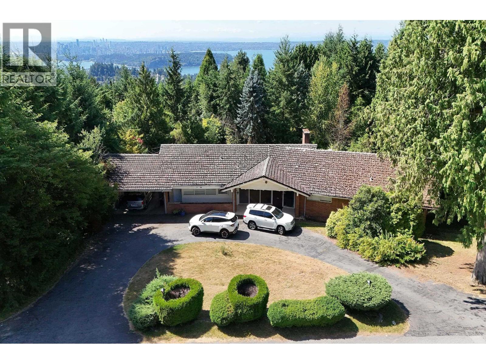 1084 Groveland Rd, West Vancouver, BC V7S 1Z4