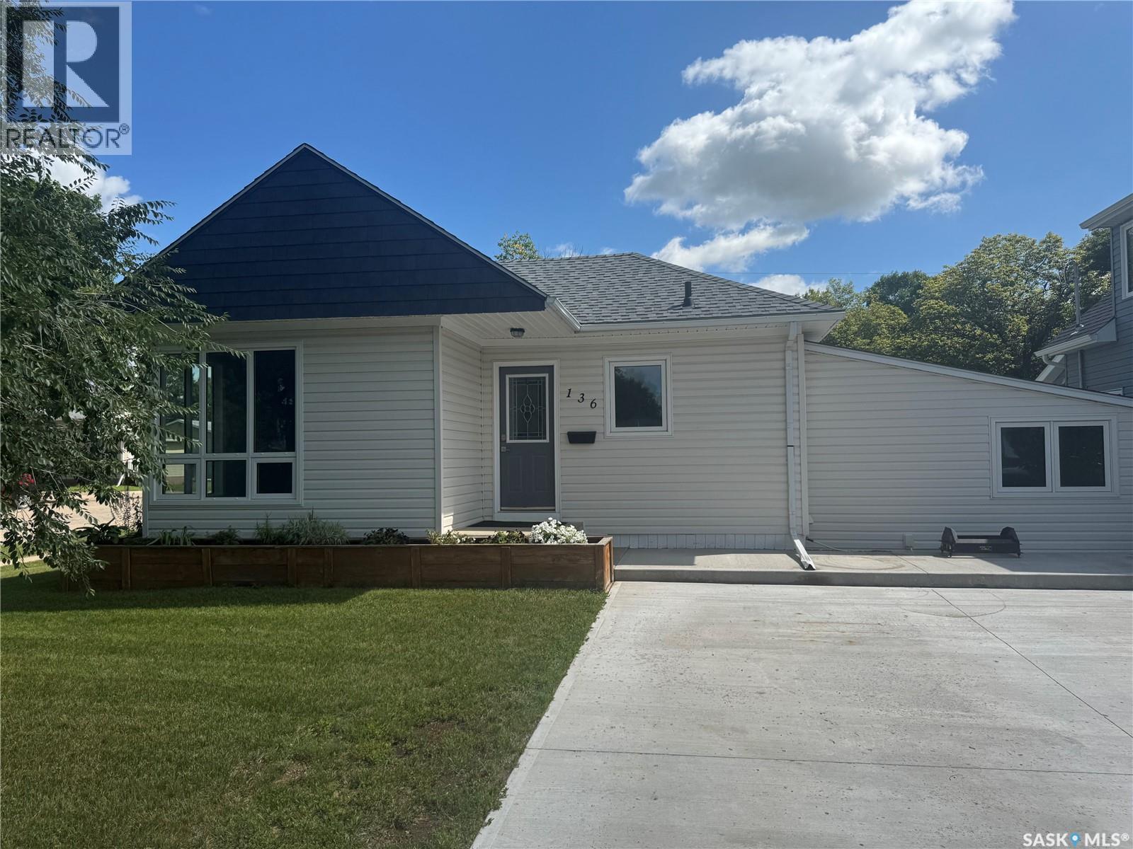 136 10 Street, Weyburn, SK S4H 1G9
