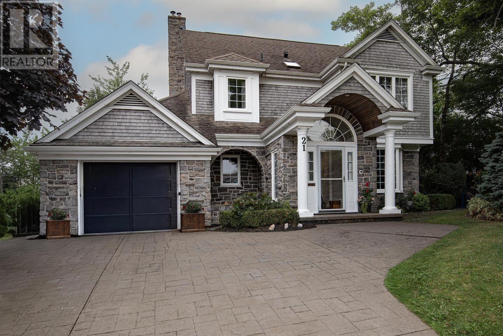 21 Botany Ter, Halifax, NS B3N 2Z6